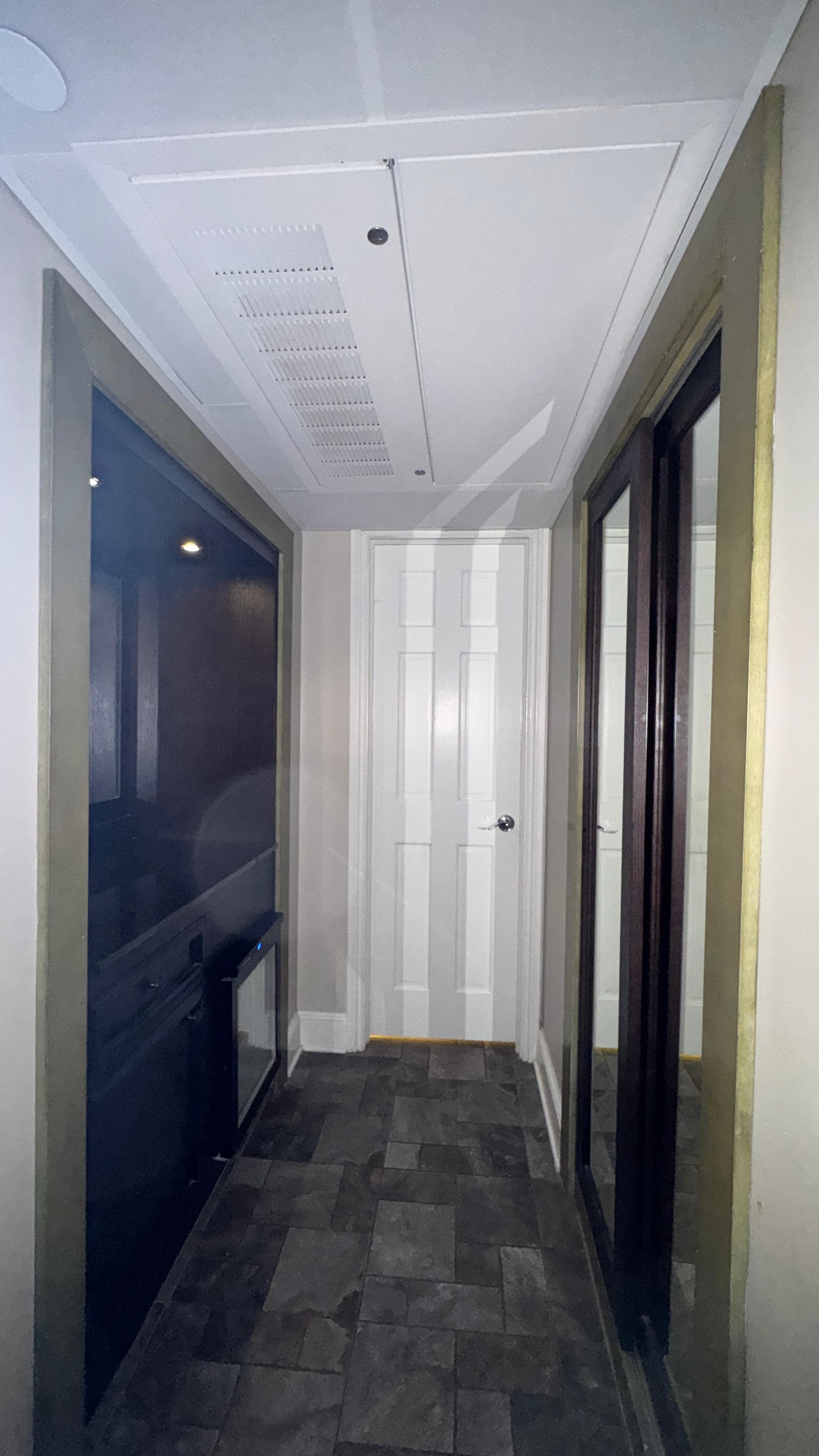 Mini hall to the bathroom. 