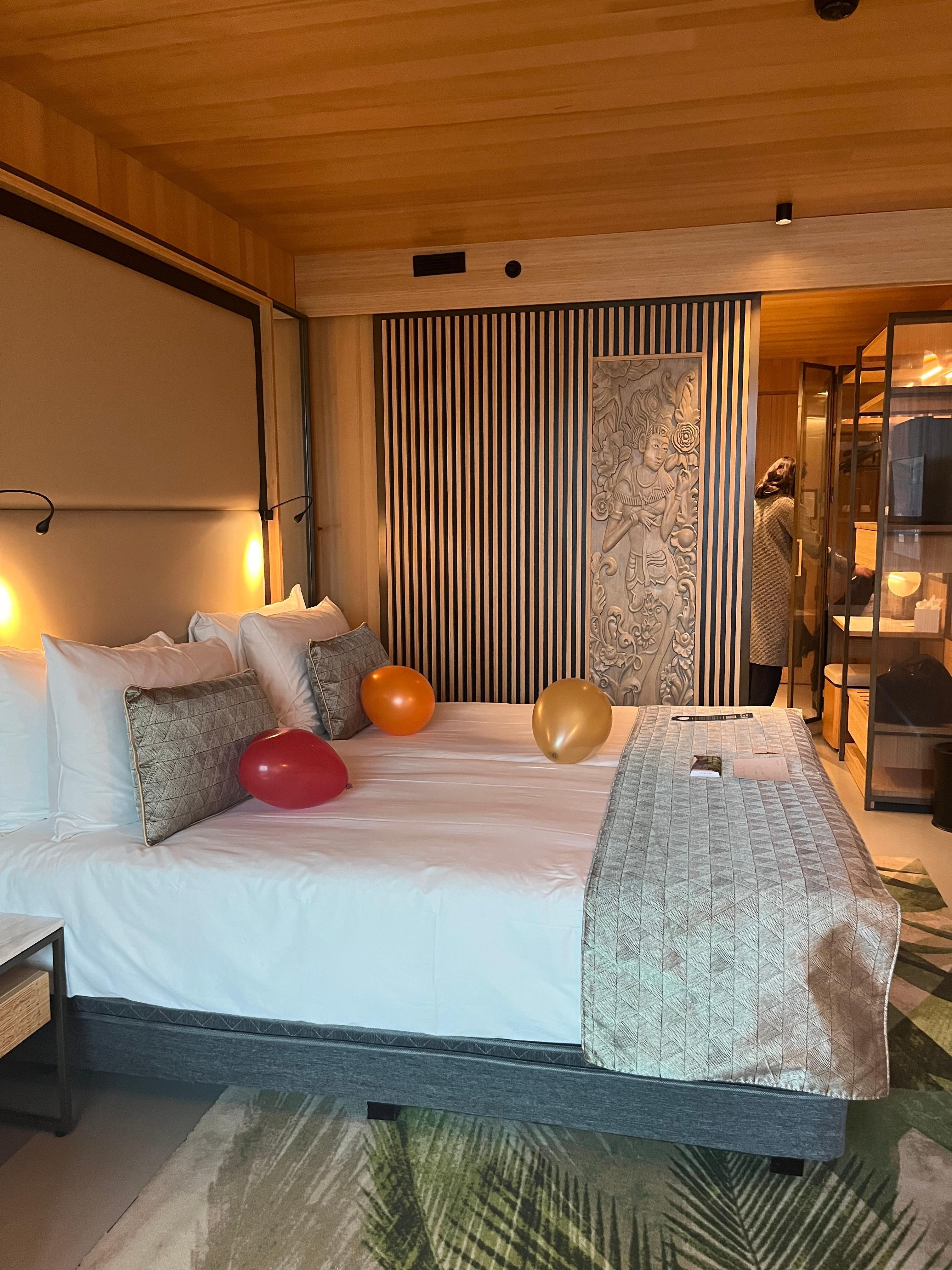 Lovely birthday message, balloons and little gift for my daughters 25th birthday 