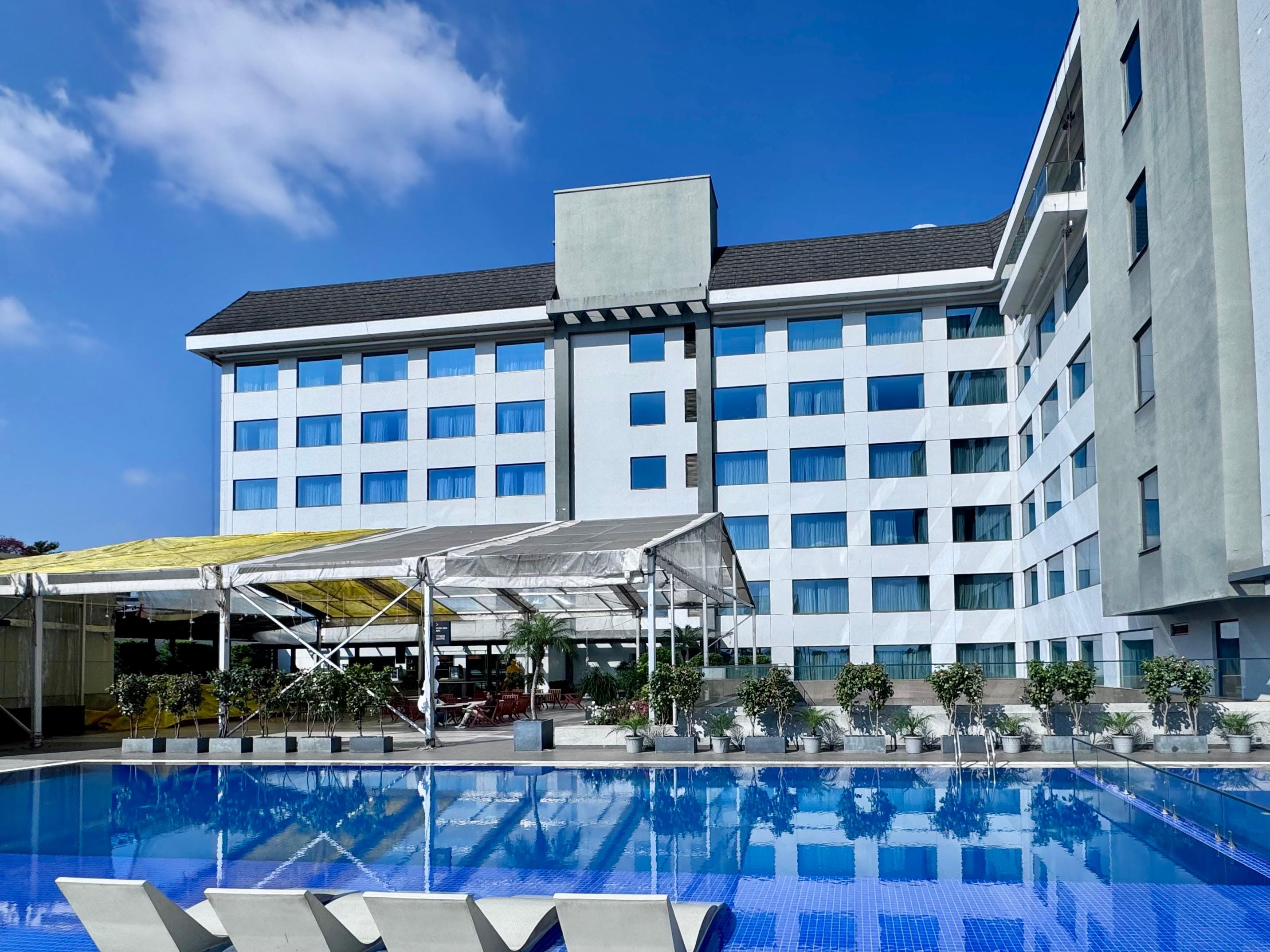 Beautiful pool and jacuzzi