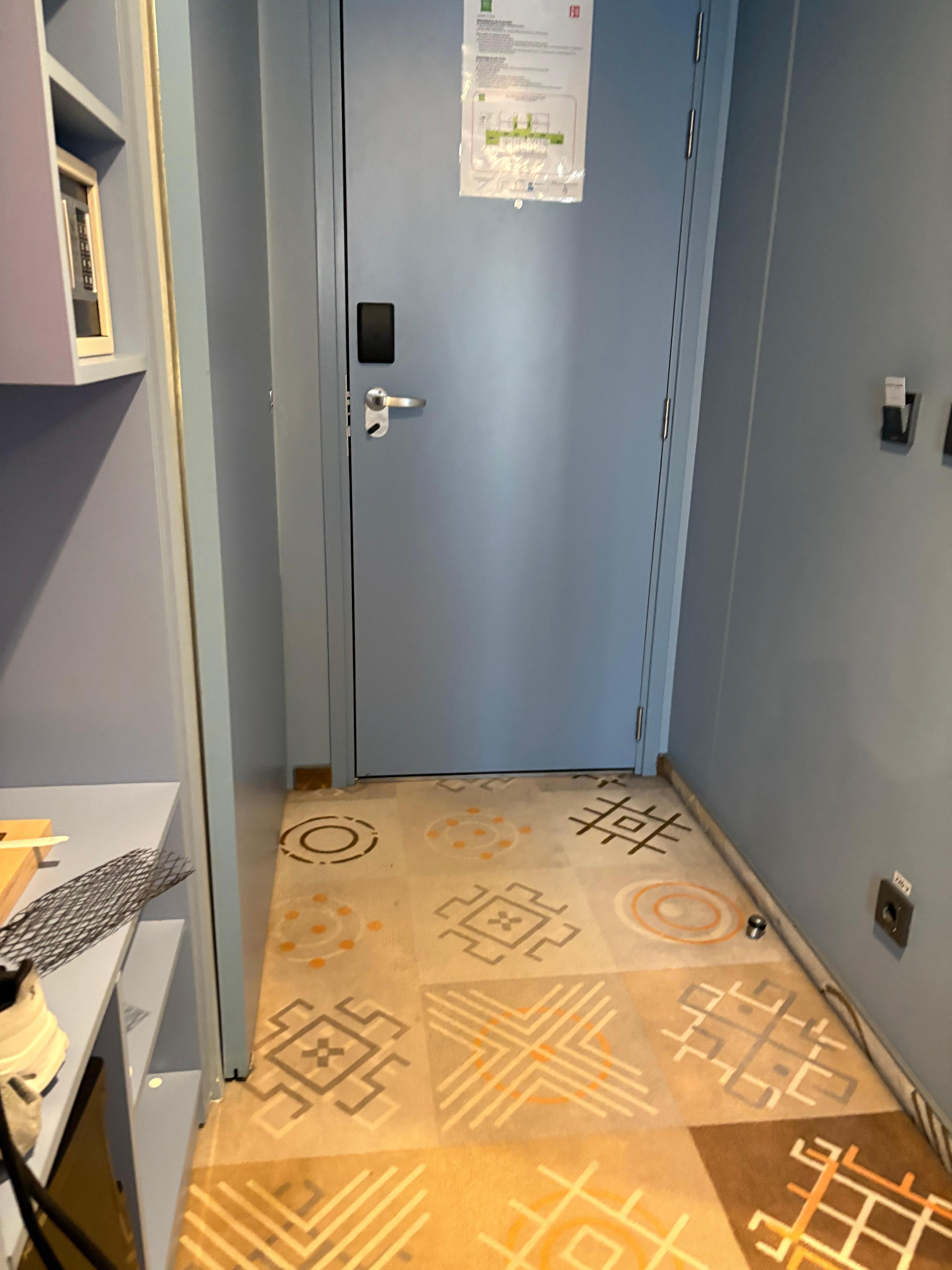 Hall in room to small to place a suitcase