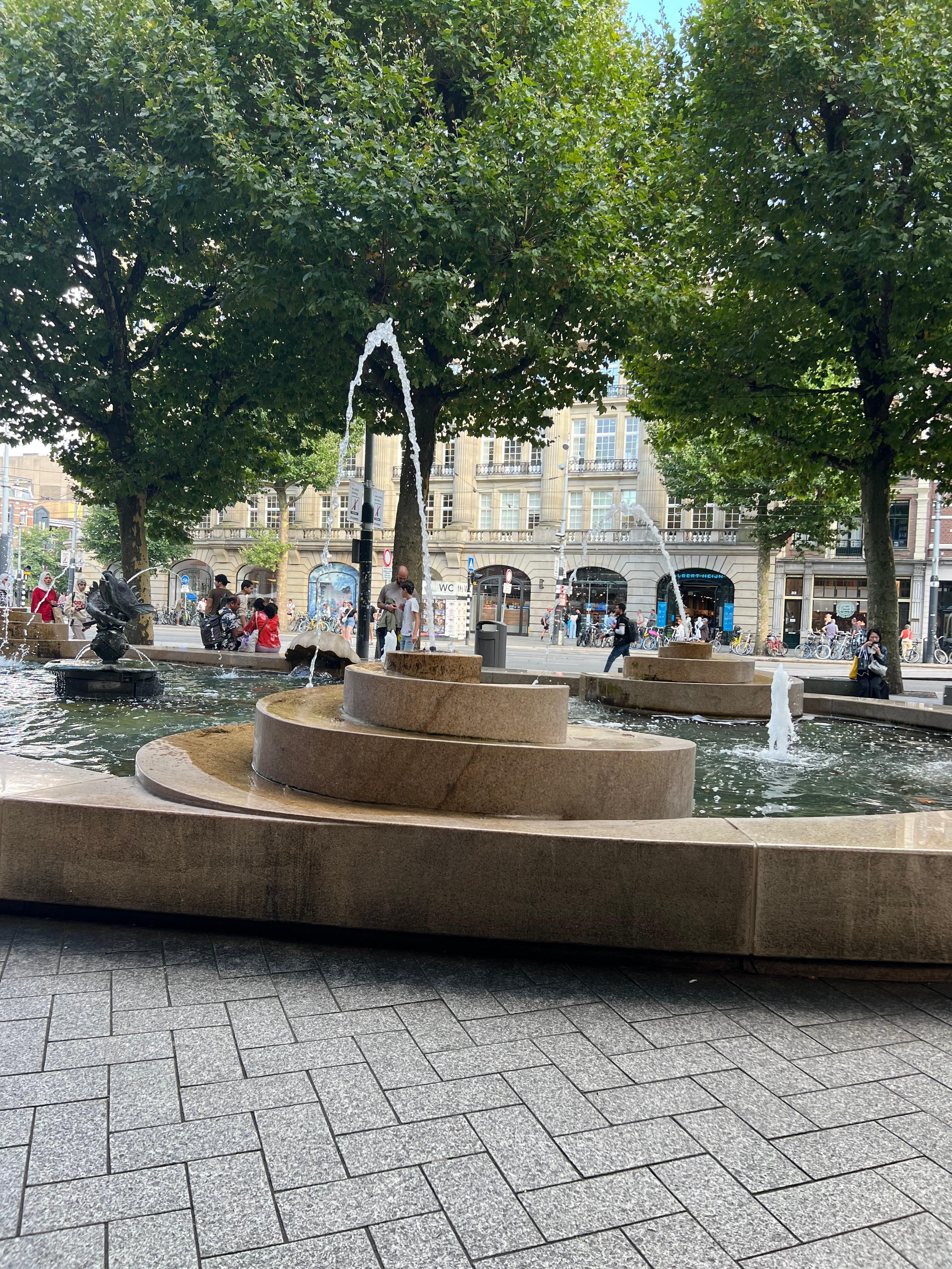 Den fantastiske fontenen som lyser rødt på natten. Her kan du sitte å høre på gatemusikere som spilte på andre siden av gaten eller se på folk🤔