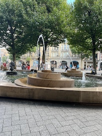 Den fantastiske fontenen som lyser rødt på natten. Her kan du sitte å høre på gatemusikere som spilte på andre siden av gaten eller se på folk🤔