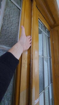 Porte d'entrée de l'appartement : délabrée et insécuritaire