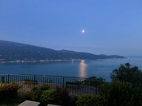 Aussicht von der Terrasse bei Nacht.