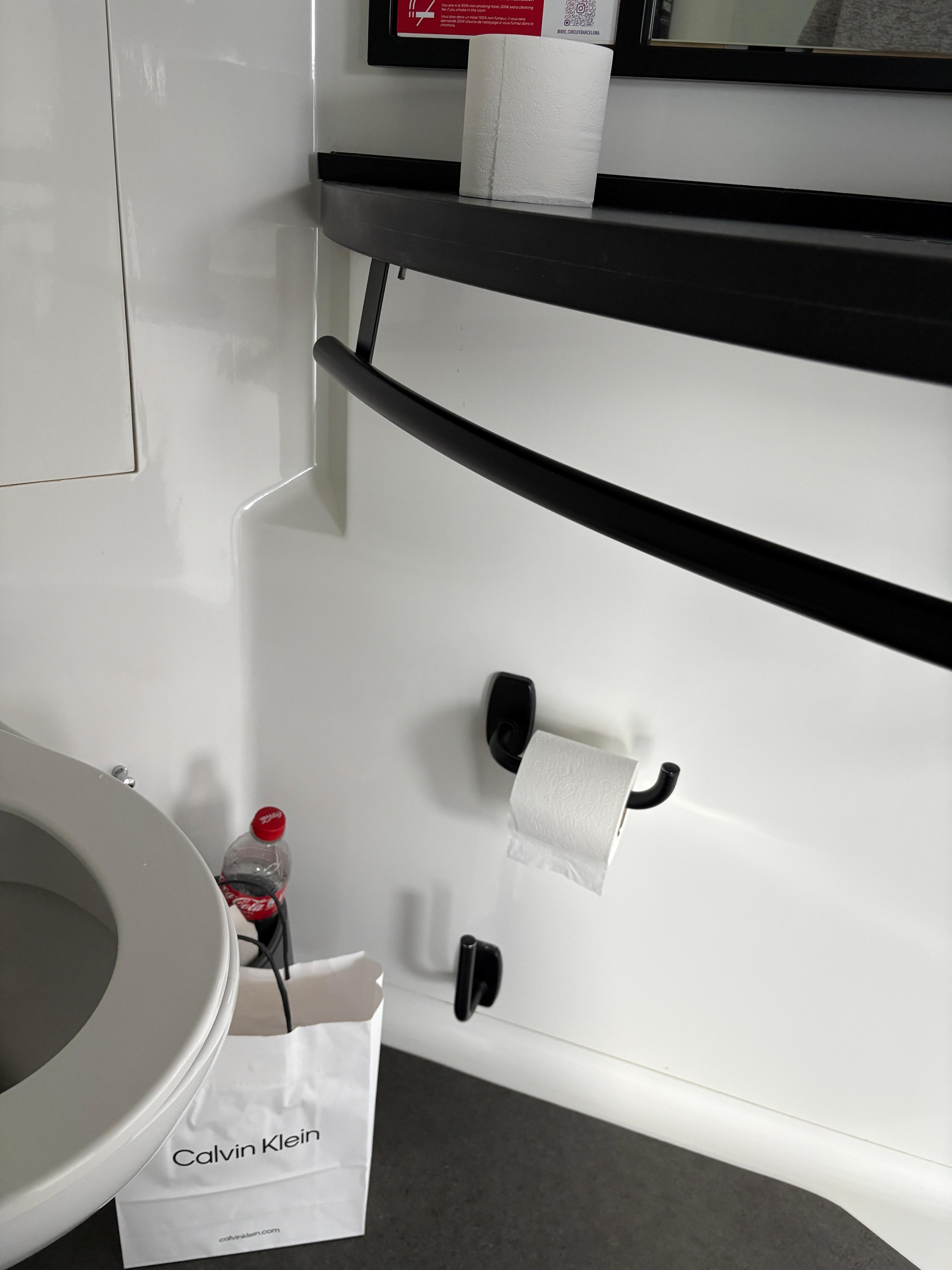 Le papier toilette sous le meuble, quelle bonne idée!