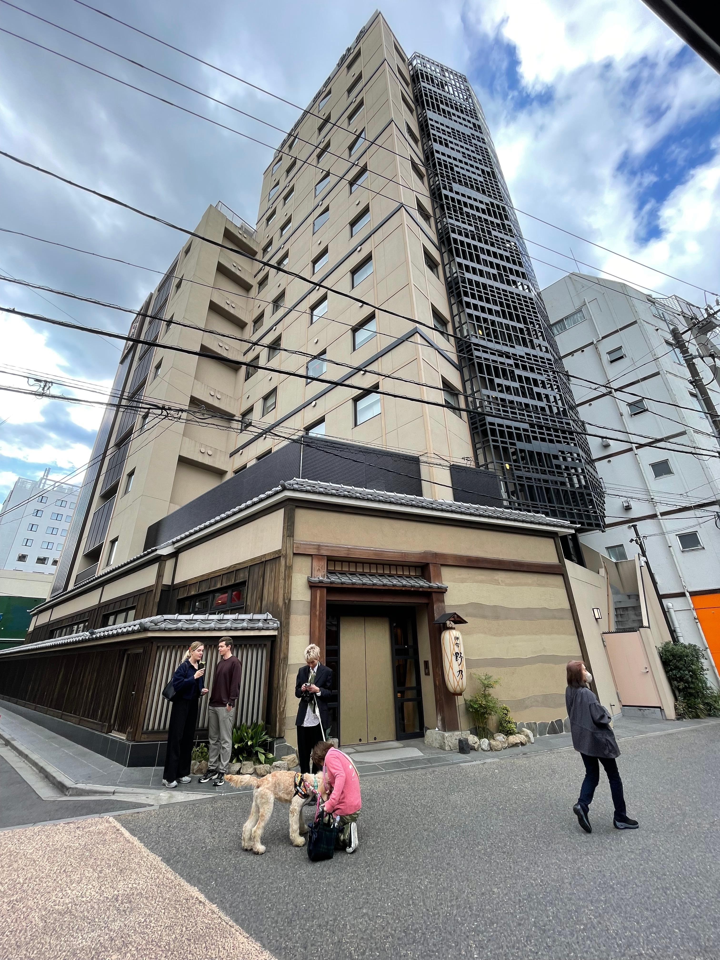 Entrance not well identifiable.  In Japanese only.  Across from Taiyaki stand