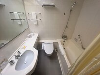 Clean and tidy bathroom