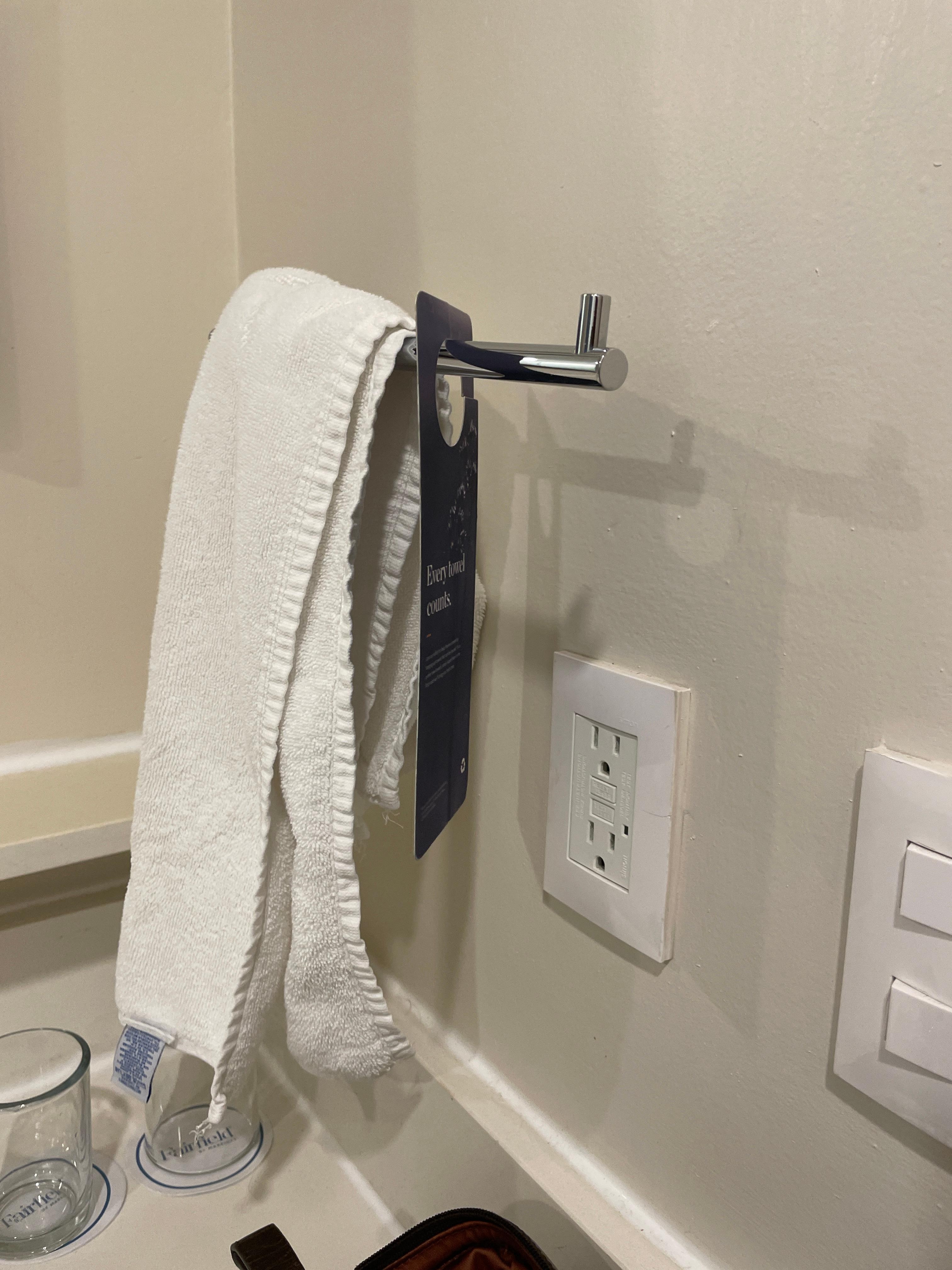 Contacto sin corriente para la secadora. Si funcionó afuera del baño. 