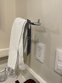 Contacto sin corriente para la secadora. Si funcionó afuera del baño.