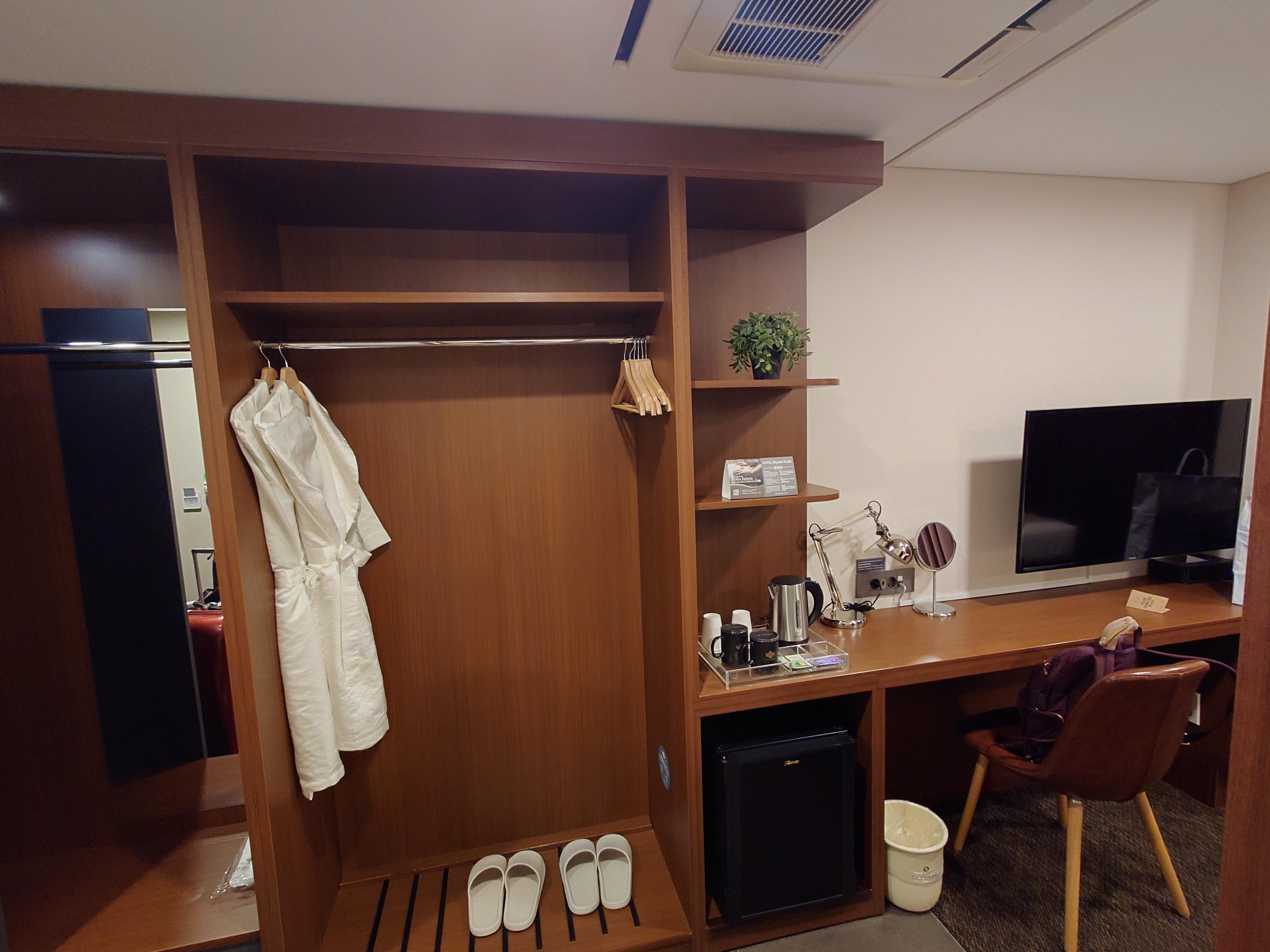 収納は十分です。簡易スリッパは簡易すぎて役立ちません