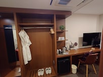 収納は十分です。簡易スリッパは簡易すぎて役立ちません