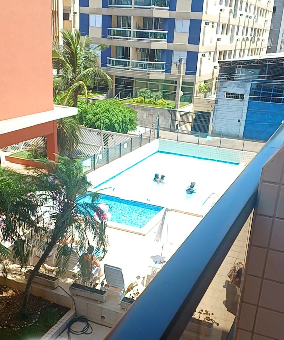 Piscina vista da sacada do apartamento!
De olho nos filhos!