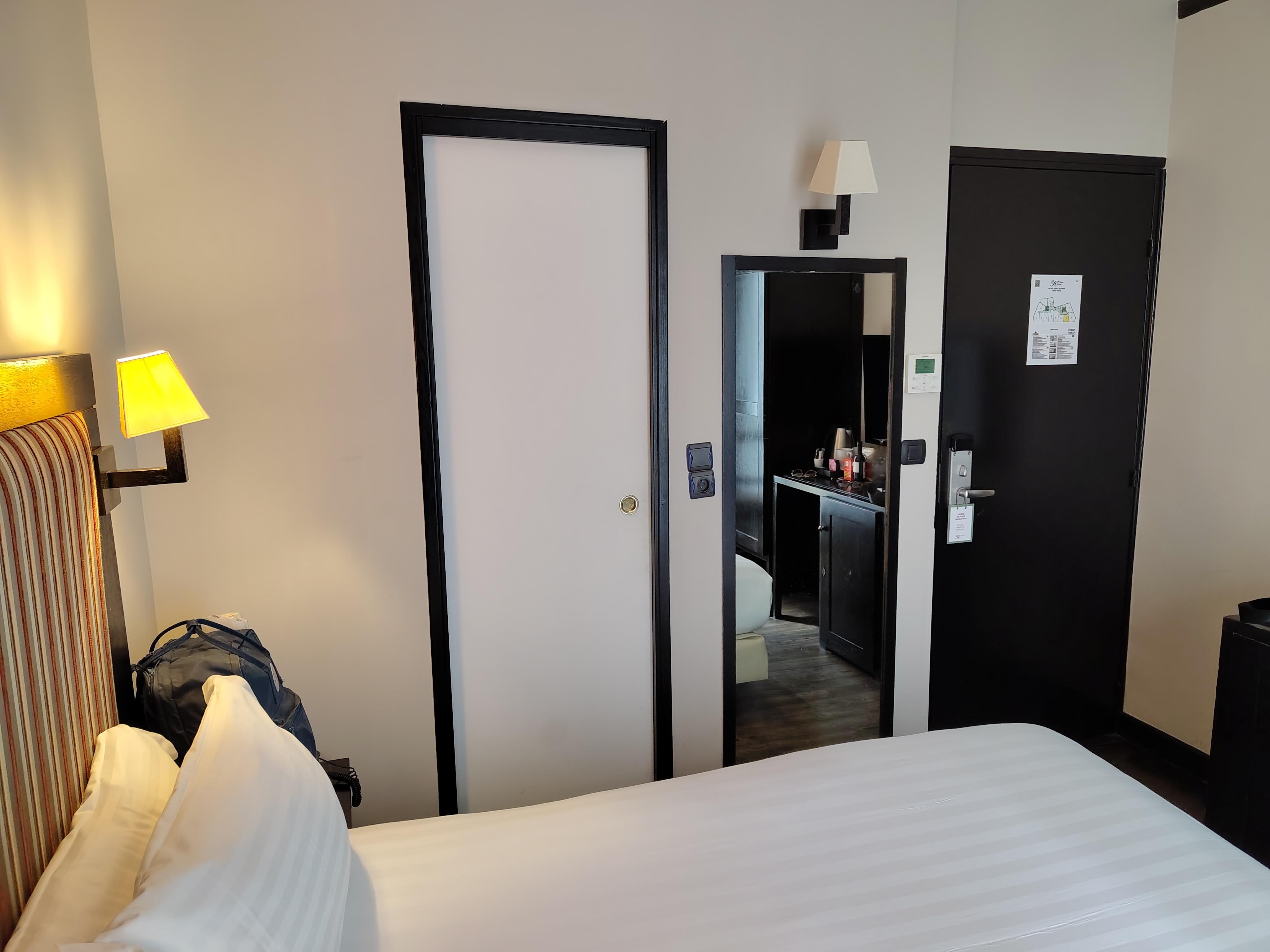 Säng och liten toalett