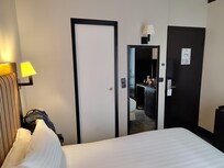 Säng och liten toalett