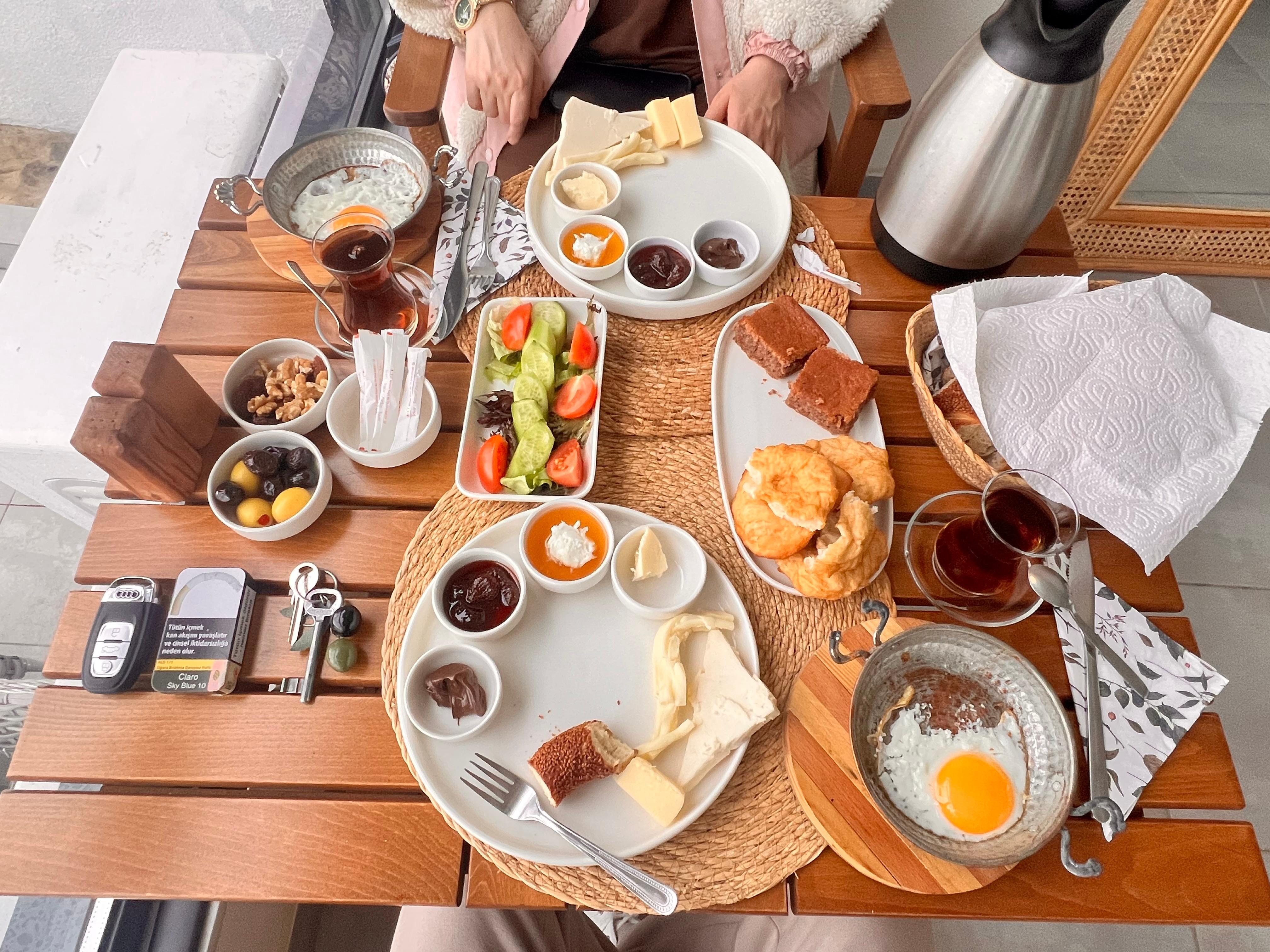 Israfın önüne geçilmiş, temiz ikramlıklarda sunulan, sıcağı-soğuğu ile Son derece yeterli sağlıklı ve çeşitli kahvaltı. Kapalı sıcak iç mekan, önünde yine deniz manzaralı dış mekan… 