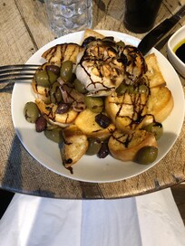 Olives and Ciabatta with Oil/Vinegar Dressing and Dip
and a giant roasted garlic bulb.