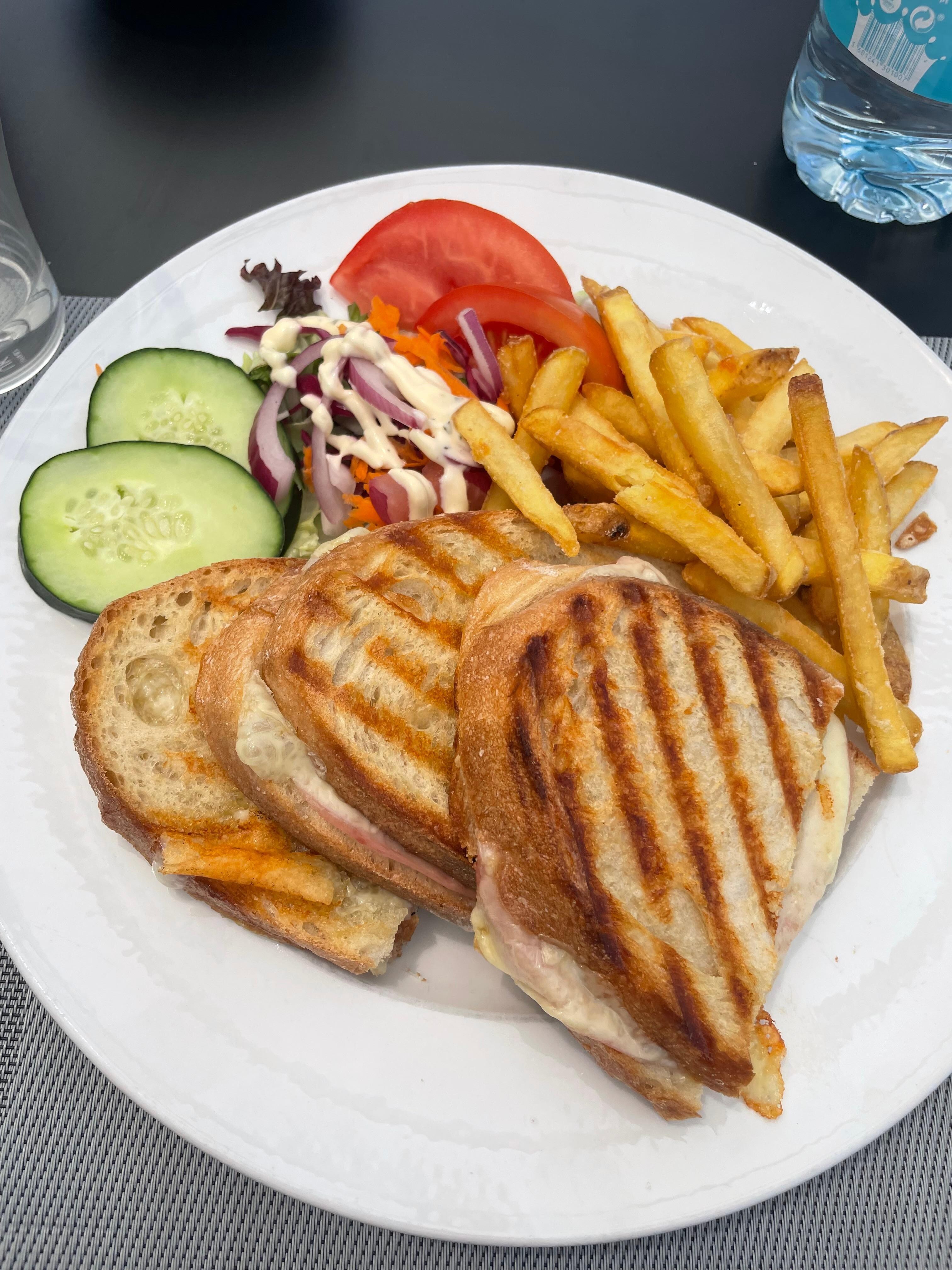 Essen an der Poolbar