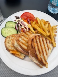 Essen an der Poolbar