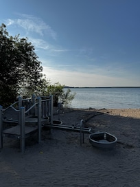 Strand und wasserspielplatz