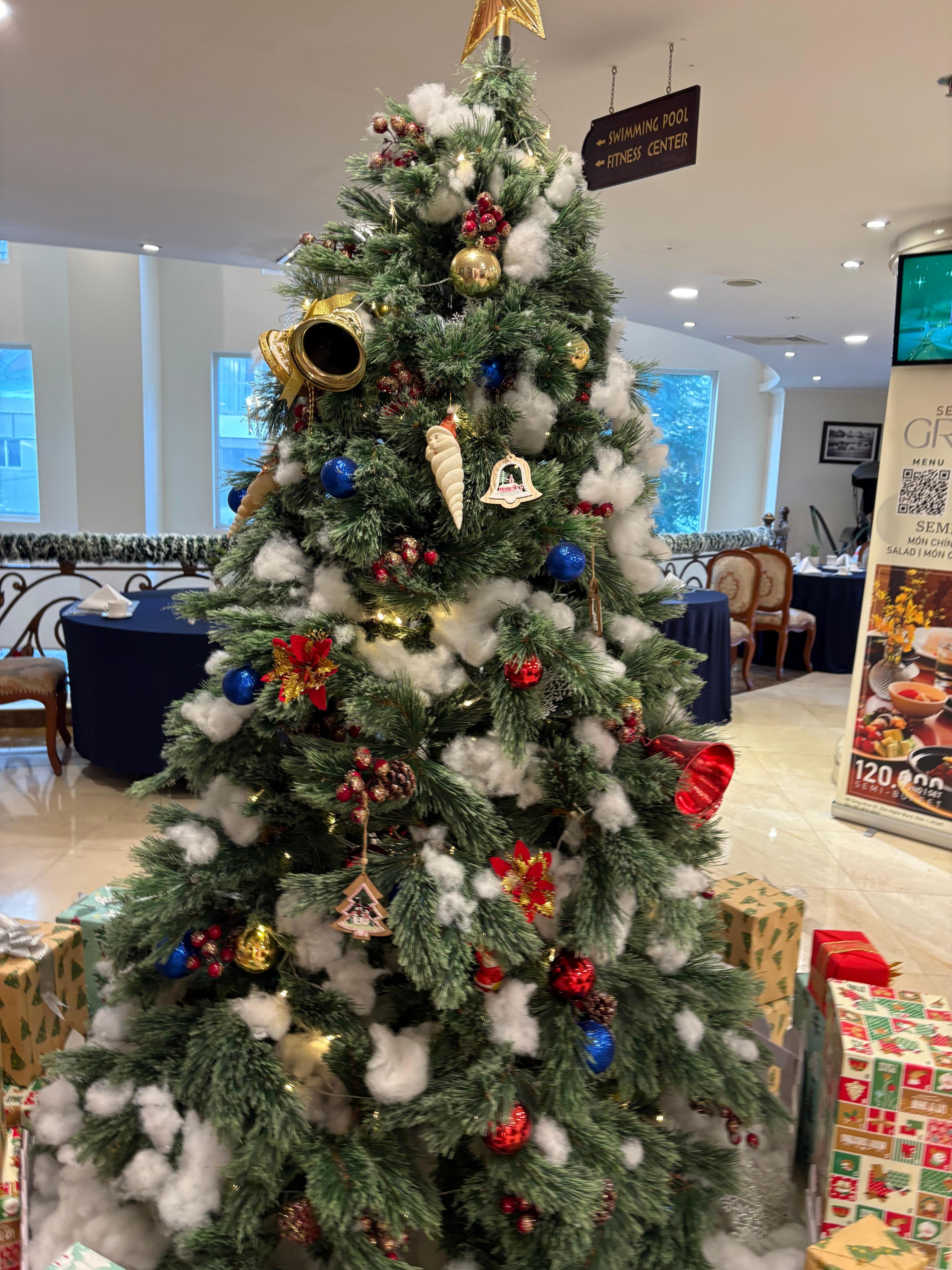 レストラン前のツリー