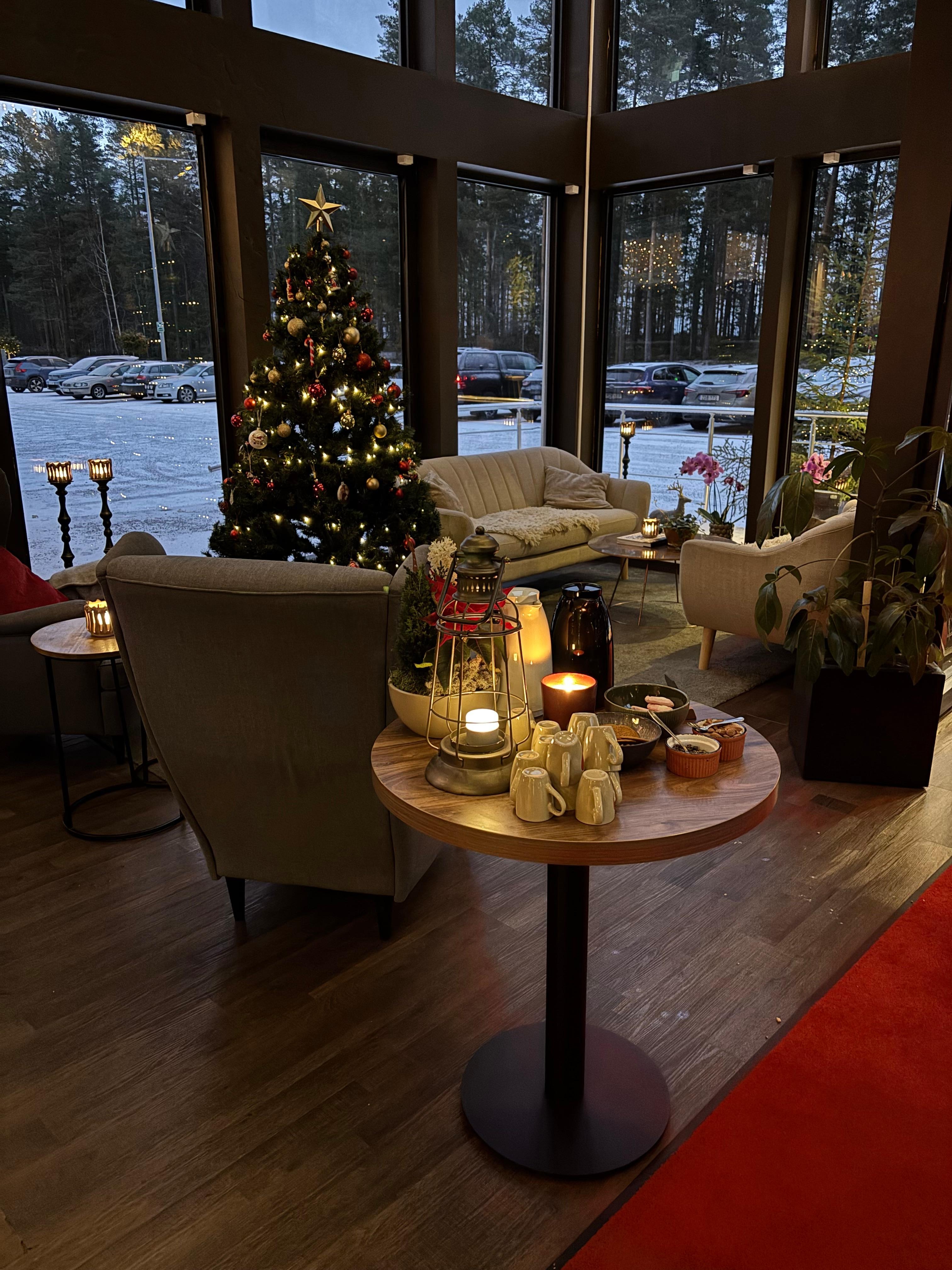 Vackert julpyntad foajé med julgodis