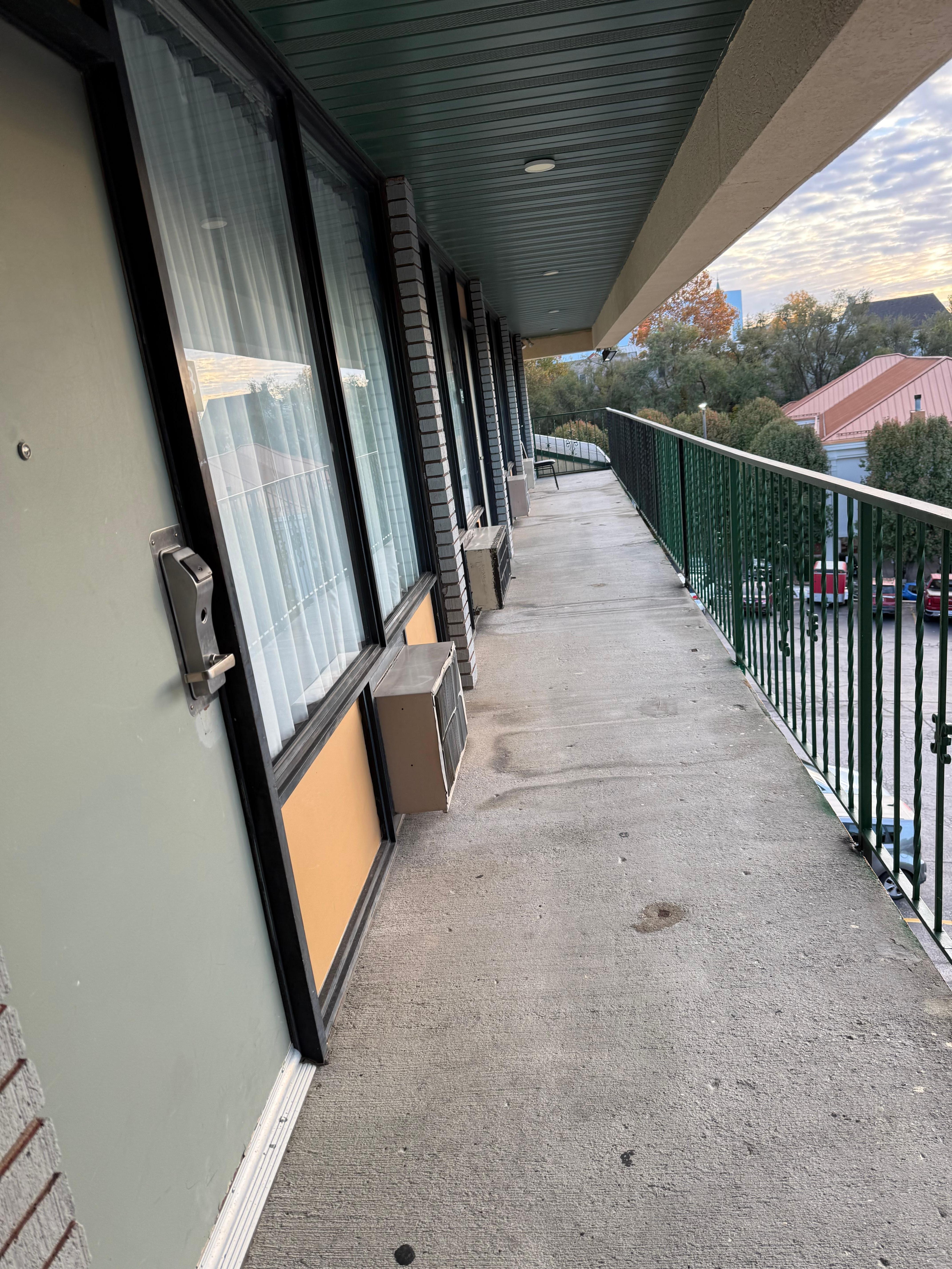 Top floor 4, no elevator