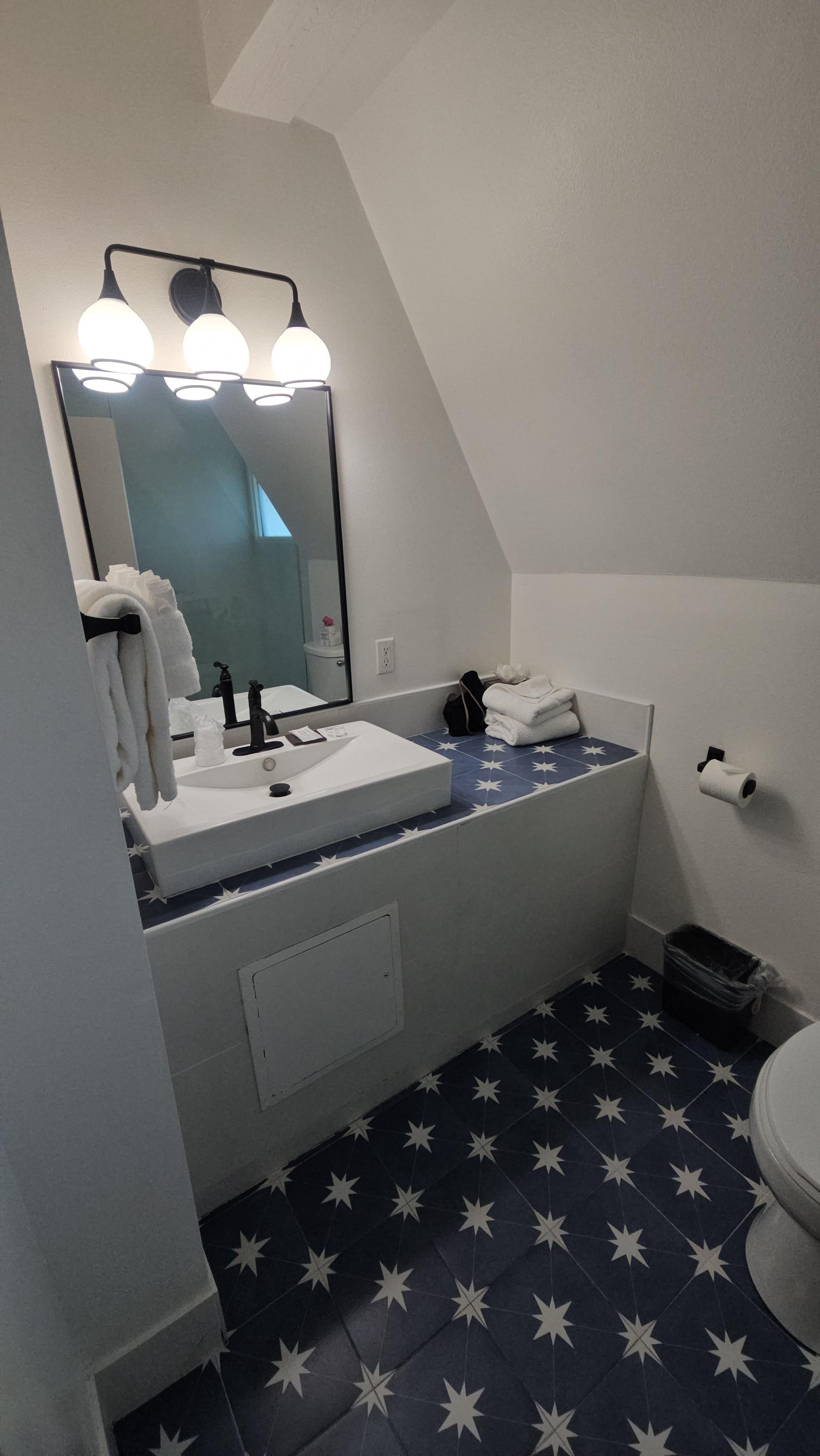 very nice and clean bathroom 