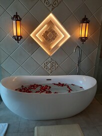 La baignoire avec des pétales de roses