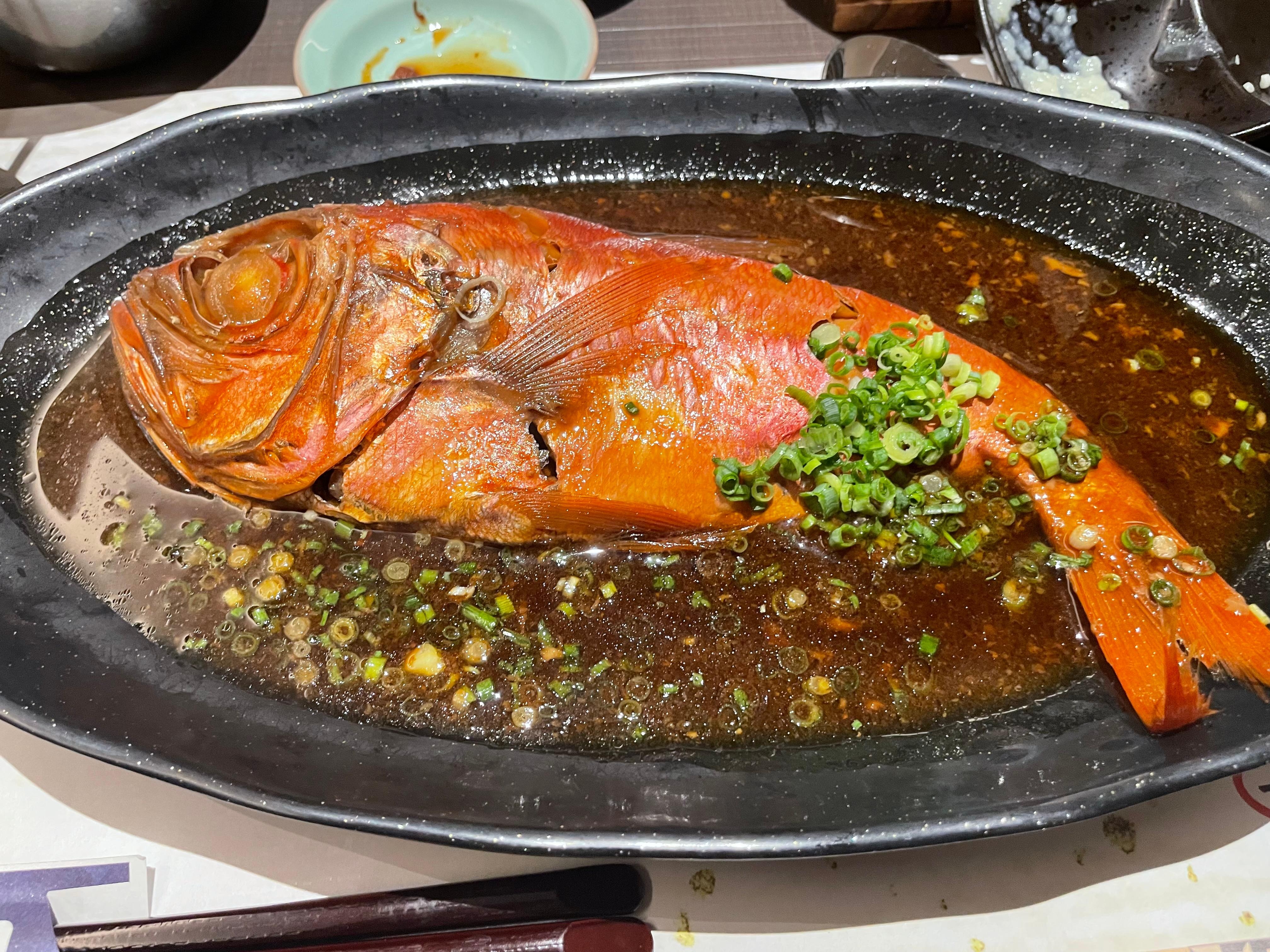 夕食のメイン「金目鯛の煮付け」