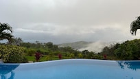 Vista desde la piscina cuando se despeja se logra ver el mar al fondo