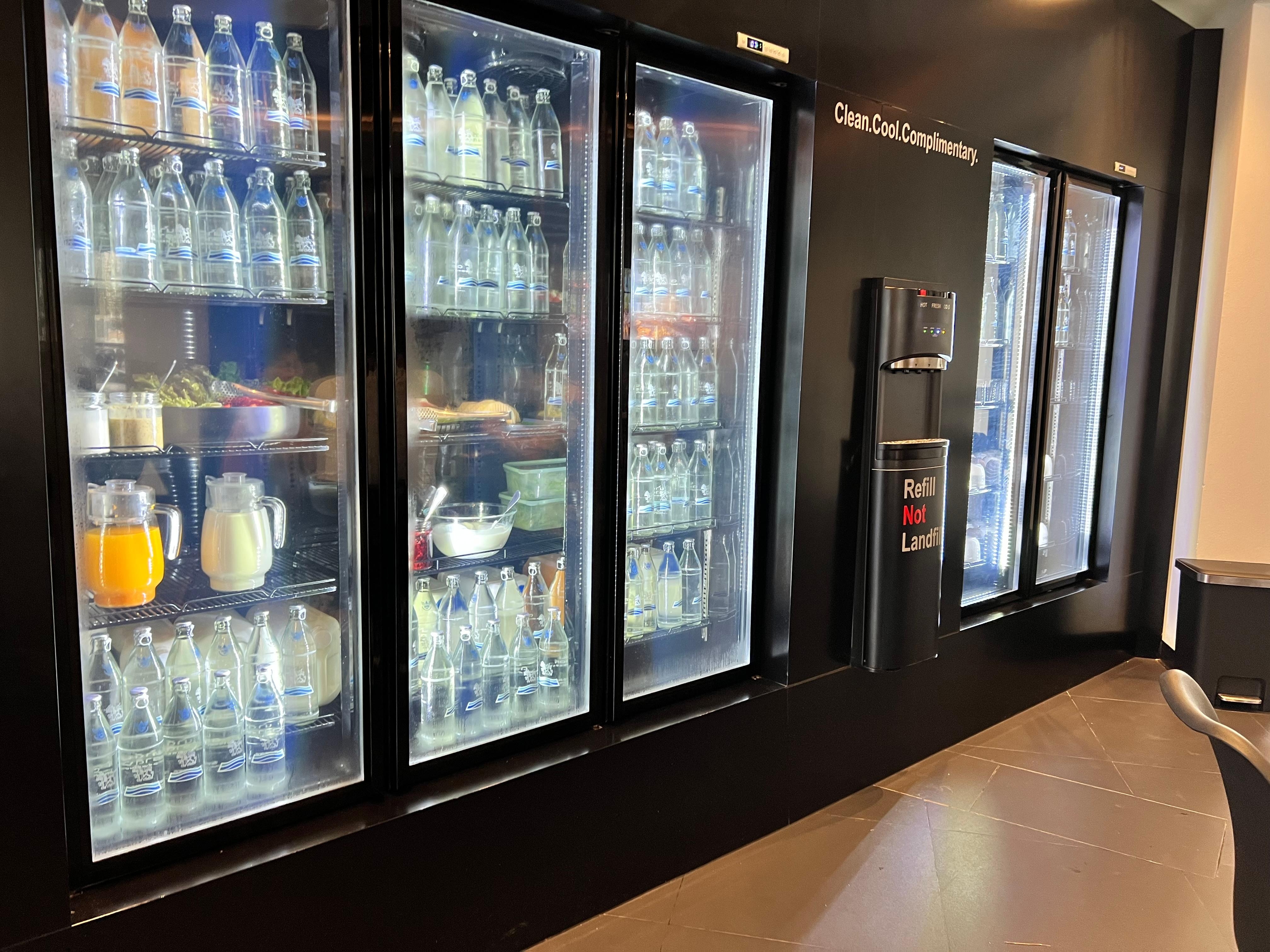 ロビーの水とコーヒーマシン