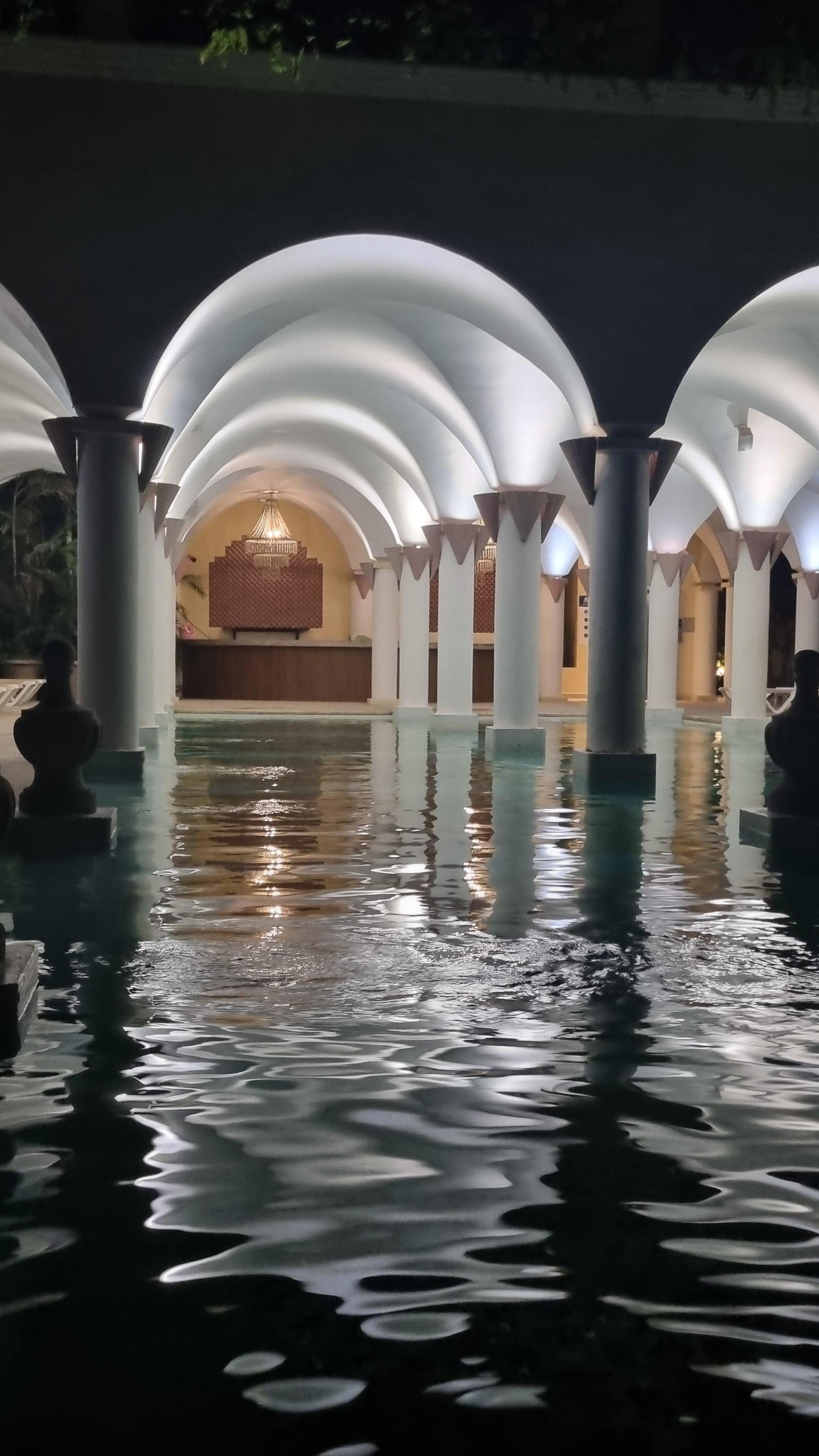Alberca techada de la Hacienda, con agua calientita.