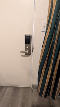 It doesn't lock right