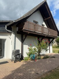 Terasse seitlich über die Küche zu begehen