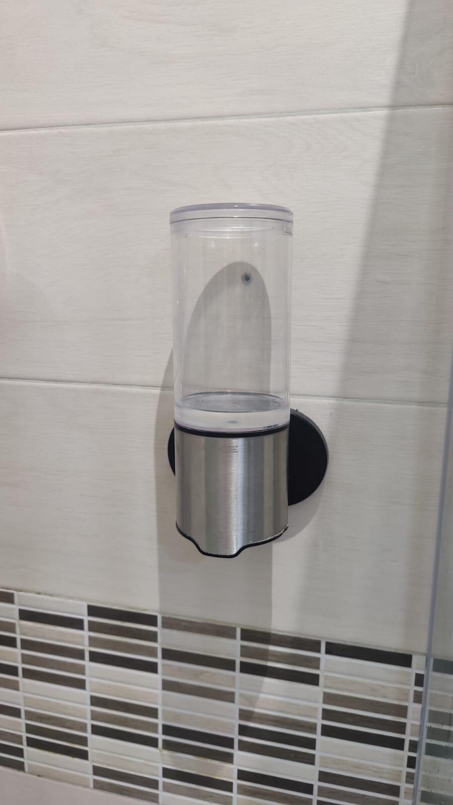 La cantidad de gel que nos proporcionaron (no había jabón de manos ni champú ni ningún otro producto)