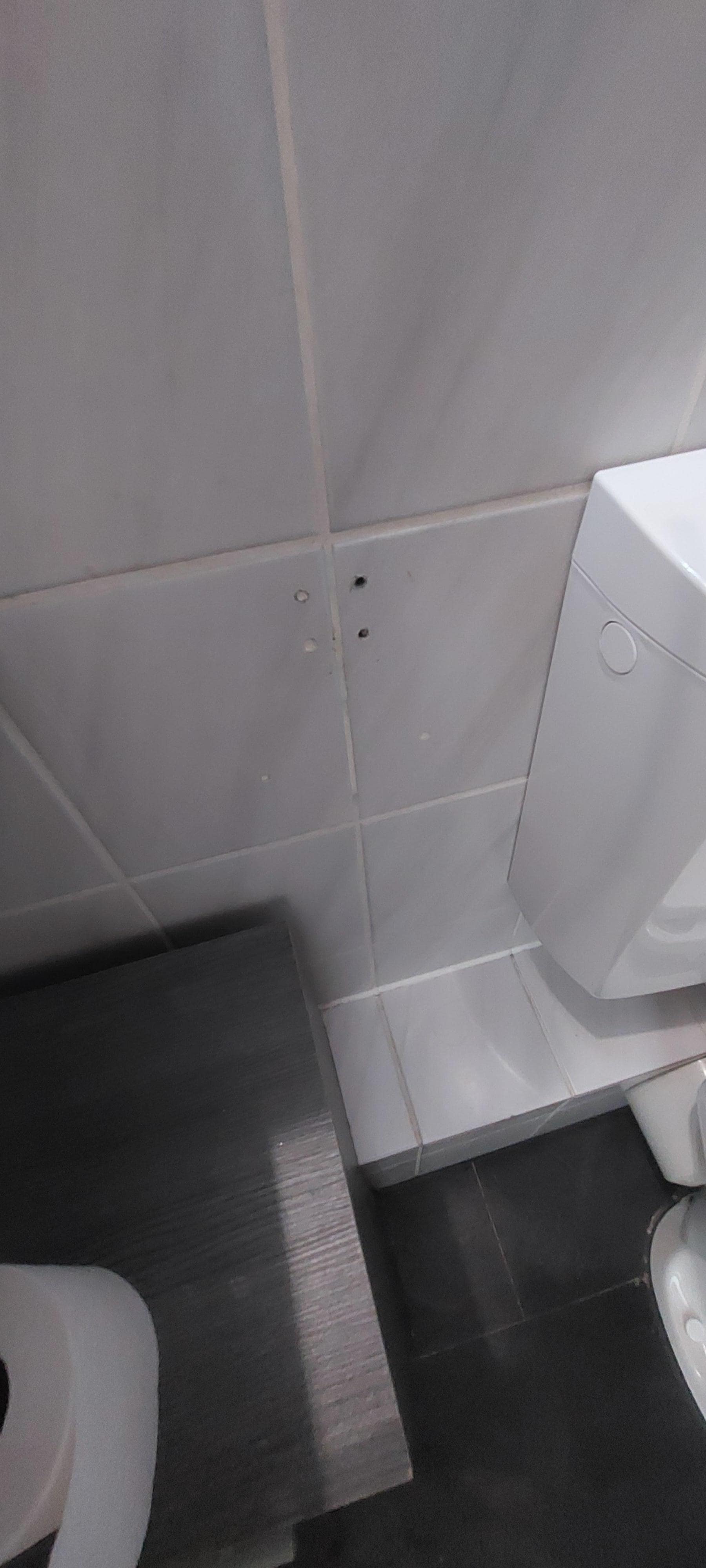 Bohrlöcher des nicht vorhandenen Toilettenpapierhalters