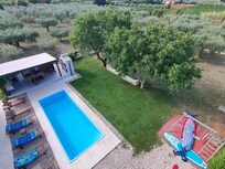 Blick von oben in Garten / auf Pool