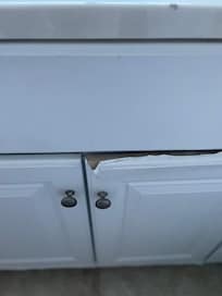 Cabinets peeling in the bthriim