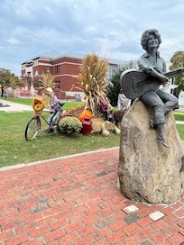 Dolly Parton statue in front of the courthouse.