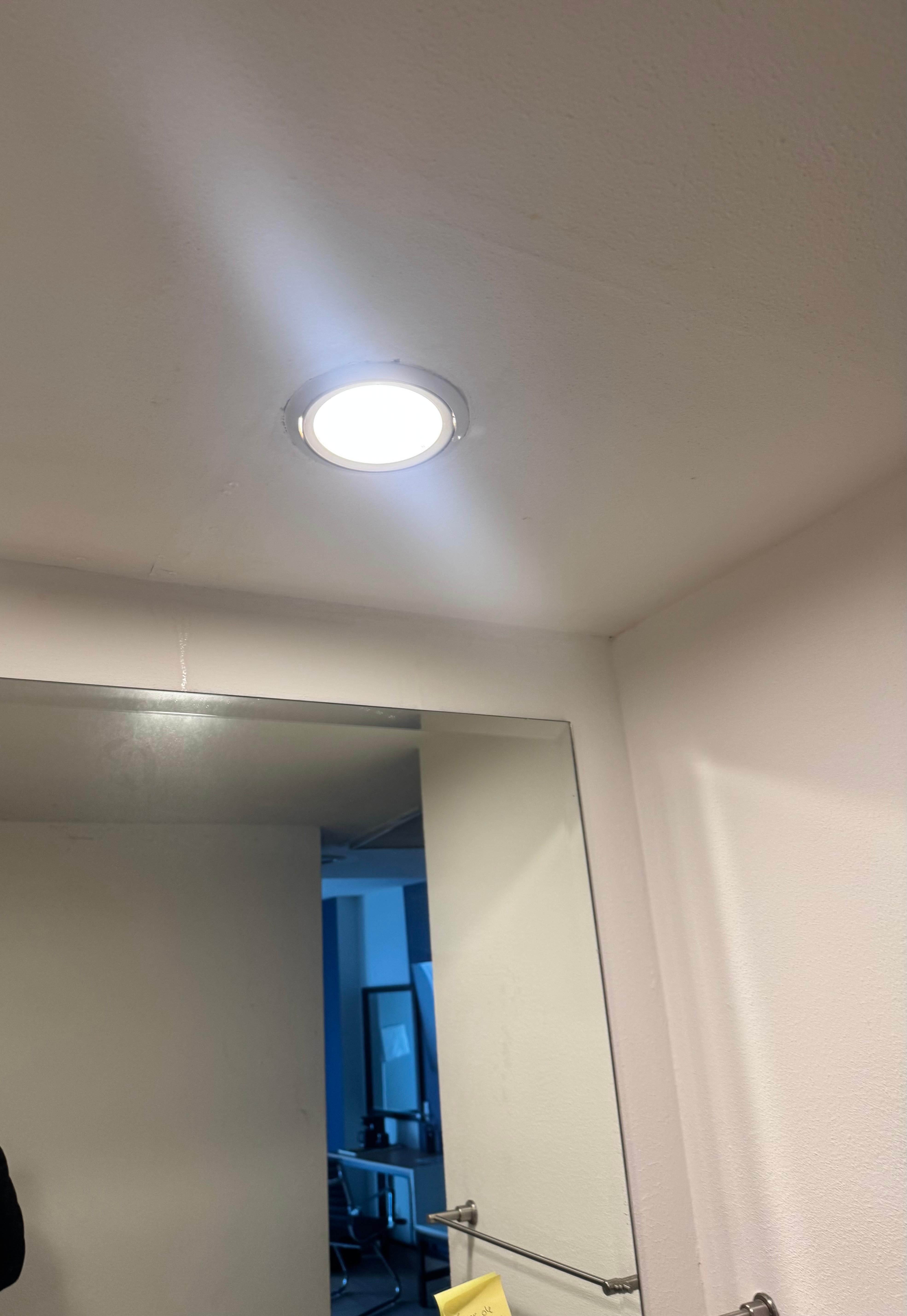 Había fuga del baño de arriba 👆 toda las estancia goteo agua sucia. 