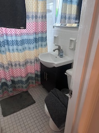 El baño súper confortable tiene disponible champú y acondicionador además de gel de baño muy bueno