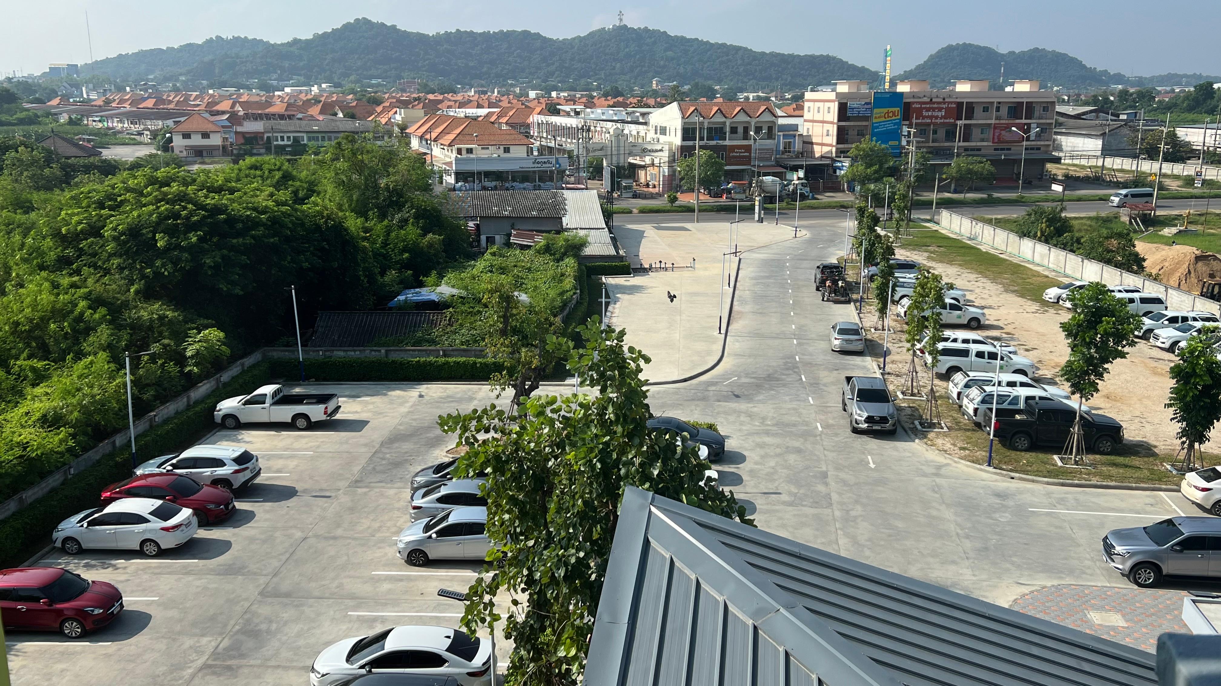 Blick auf Parklatz und Stadt