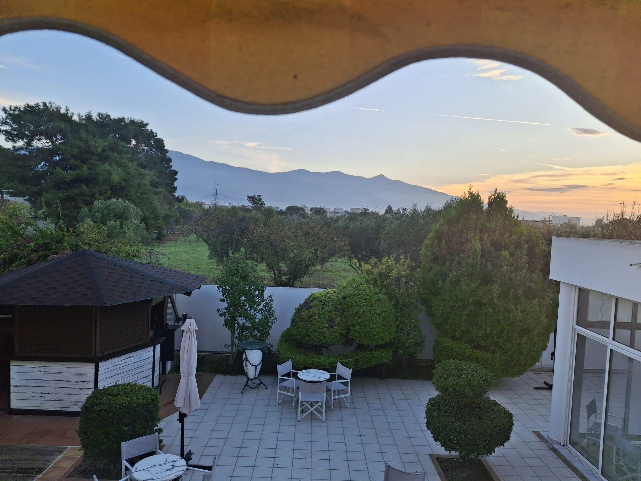 Le pare-soleil est certainement très utile en haute saison, mais en basse saison (octobre), il cache la superbe vue du paysage et impossible de le remonter...