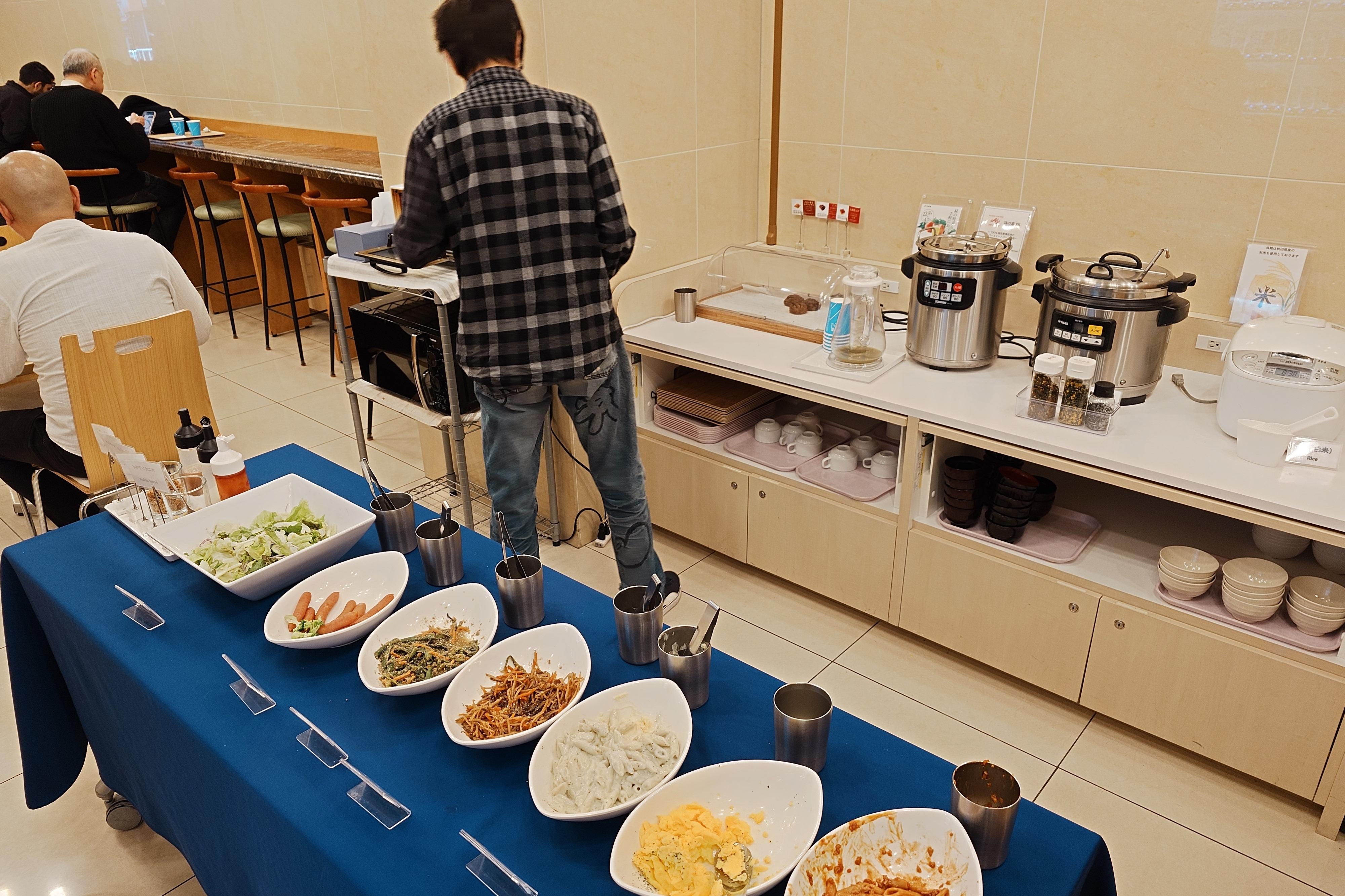 每日早餐的菜色都有變化，連米飯都有兩種選擇，除了固定的白米飯，有時還會有鮭魚拌飯、香鬆拌飯、咖哩飯等等。