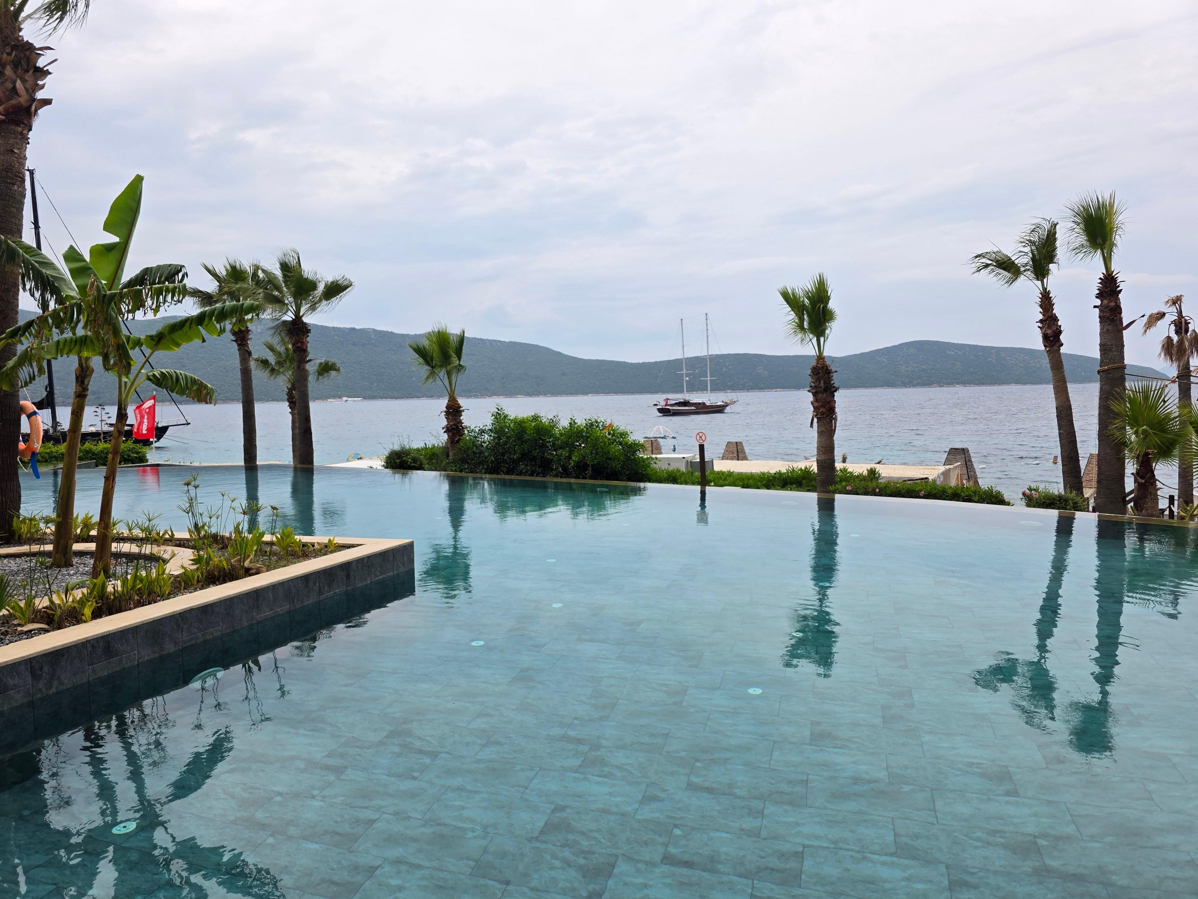 Infintiy Pool