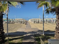 På väg till stranden. Bokade solstolar o parasoll genom hotellet. Smidigt =)