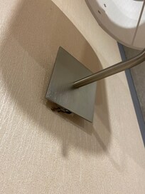 Se van claramente los cables sueltos desde abajo, una irresponsabilidad departe del hotel