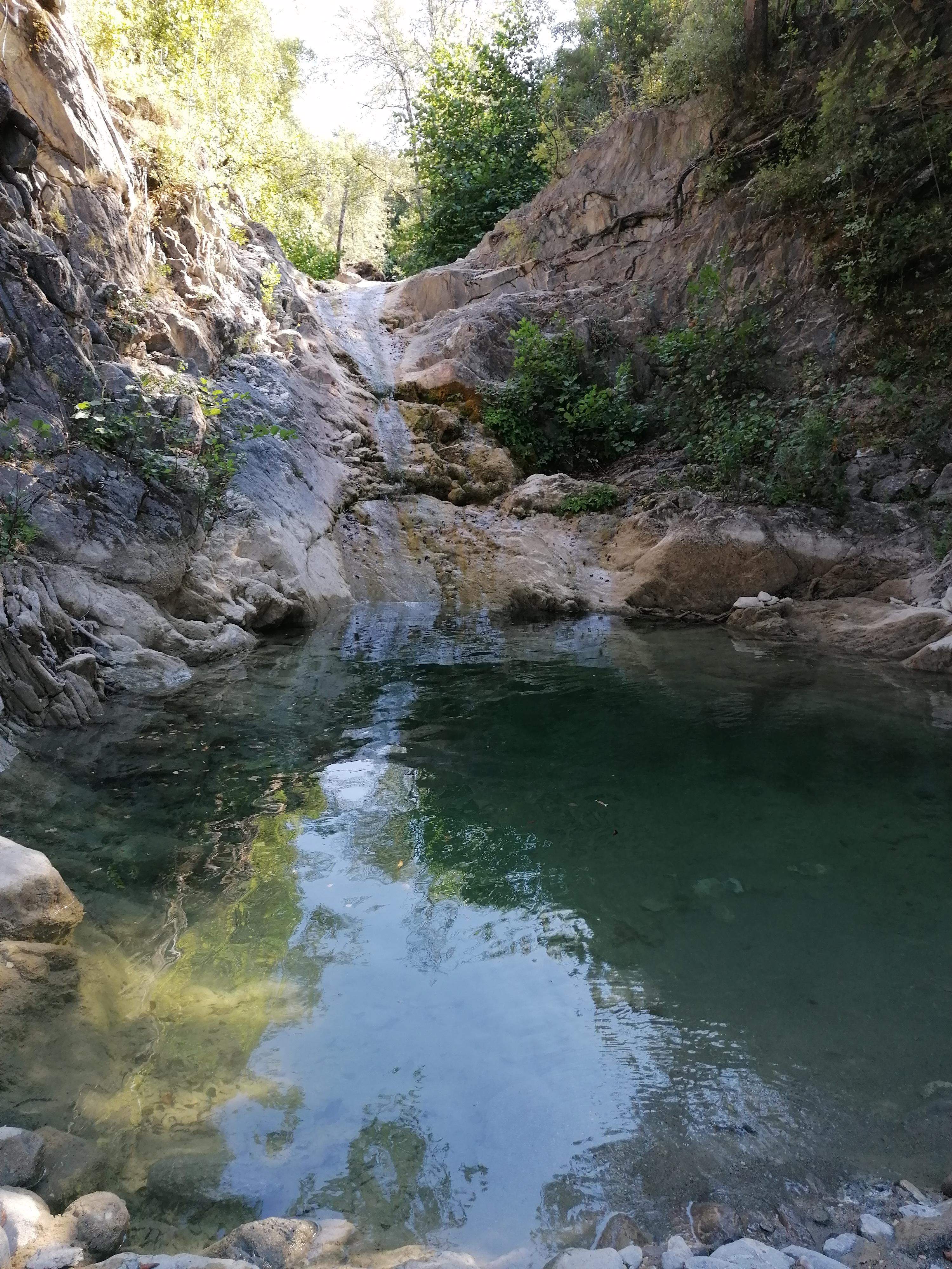 Petit bassin avec cascade à Sortipiani