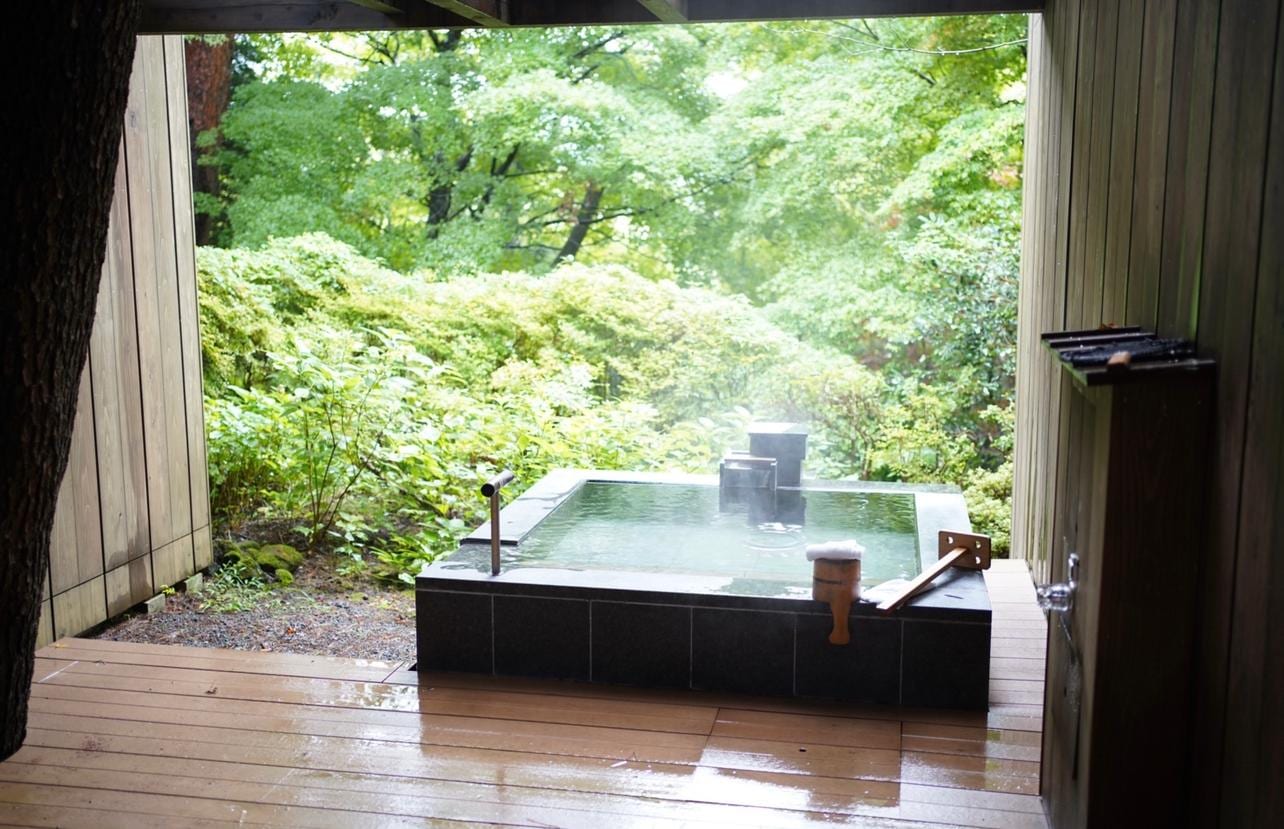 Private onsen in the “Ken” room