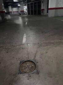 Buraco no piso da garagem do hotel